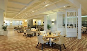 2 restaurants, breakfast, lunch, dinner served; Chinese cuisine  - Empire Hotel Subang (Subang Jaya)
