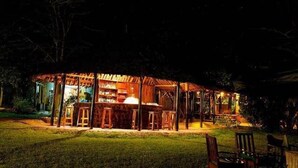Eine rustikale Außenbar mit Holzelementen und Sitzgelegenheiten.