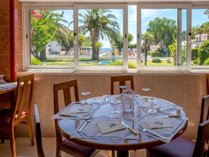 Breakfast, lunch, dinner served; Mediterranean cuisine 