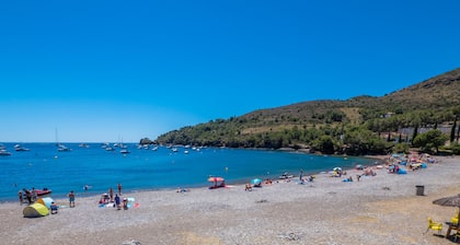 Cala Montjoi, Ciudad de Vacaciones