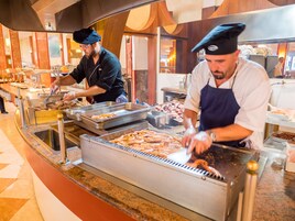 供应早餐、午餐和晚餐，地中海菜