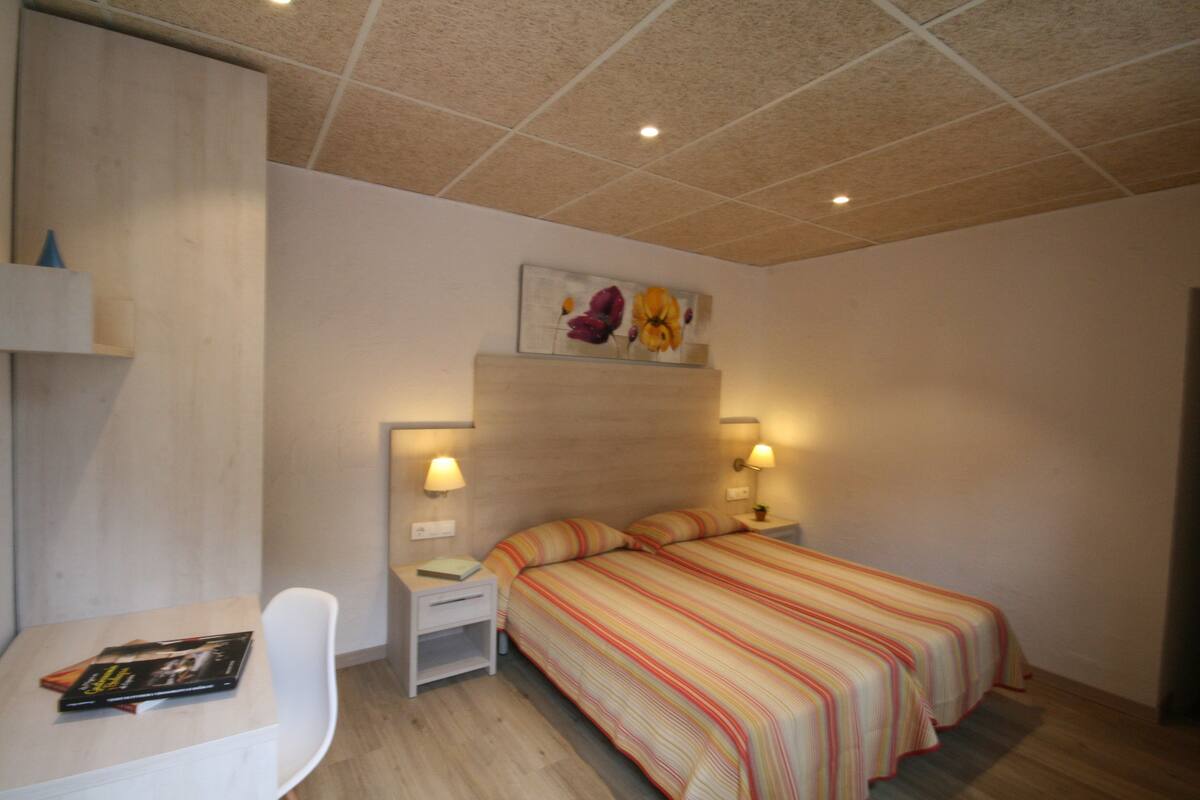 Desk, free cots/infant beds, WiFi
