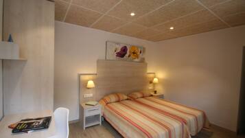 Bungalow for 2 adults + 2 children from 4 years | Desk, free cots/infant beds, WiFi