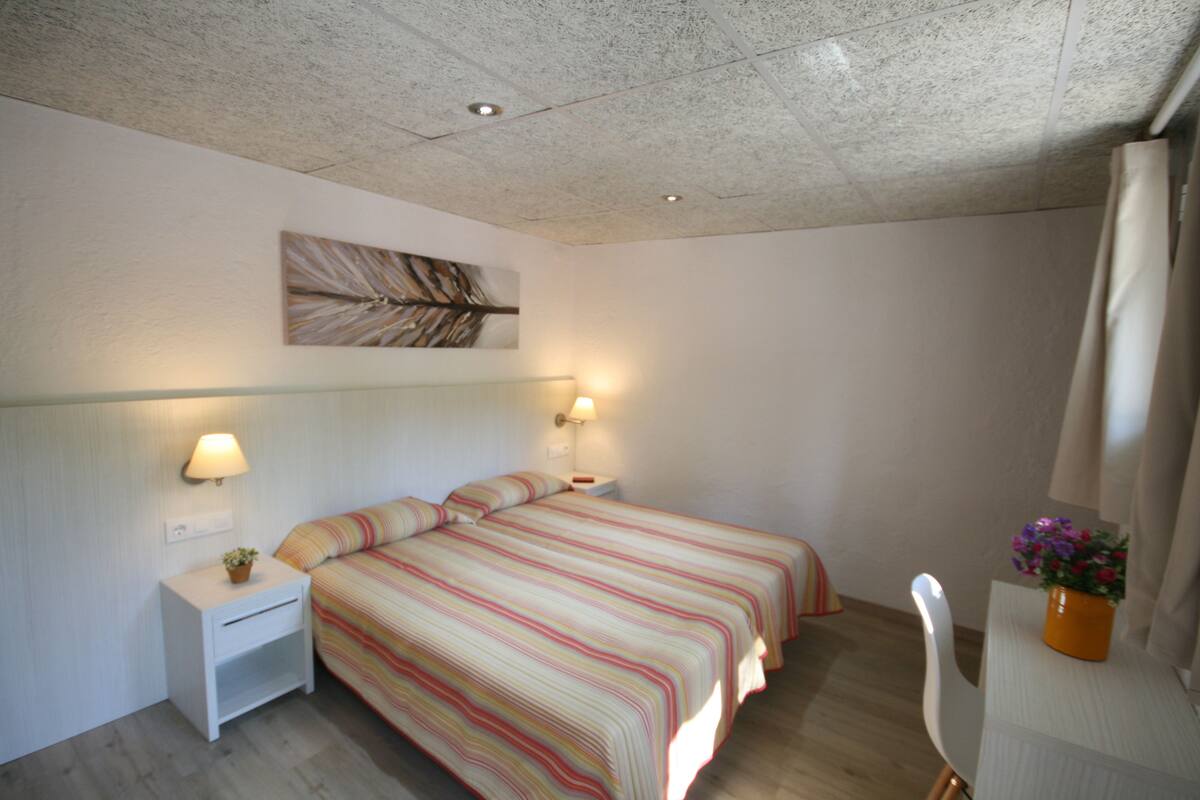 Desk, free cots/infant beds, WiFi