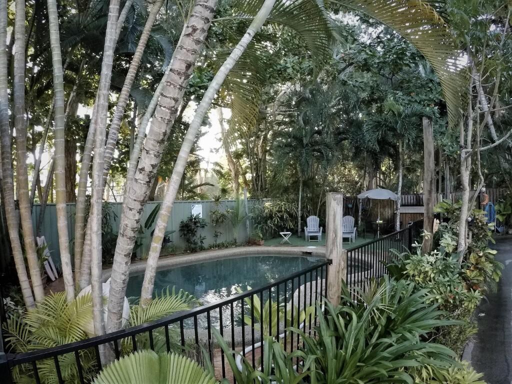 Utendørsbasseng og bassengparasoller