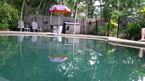 Una piscina al aire libre, sombrillas