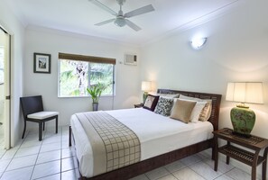 Deluxe-Apartment, 2 Schlafzimmer, Balkon, Strandblick | 2 Schlafzimmer, hochwertige Bettwaren, Verdunkelungsvorhänge