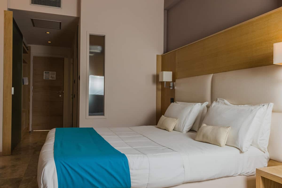 Suite | Minibar, caja fuerte, escritorio y espacio para trabajar con un portátil