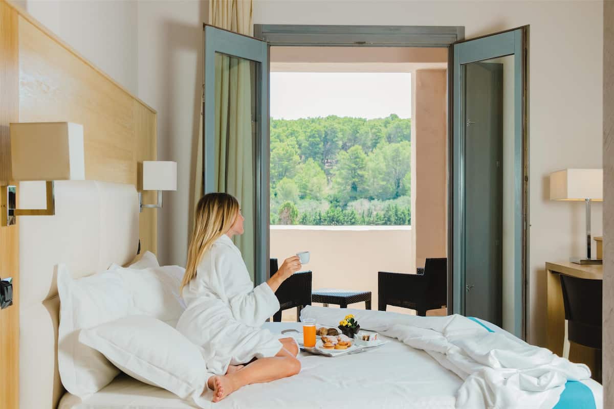 Suite, Hot Tub | 1 bedroom, minibar, in-room safe, desk