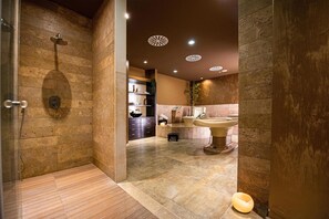 Couples treatment rooms, sauna, hot tub, steam room, Turkish bath