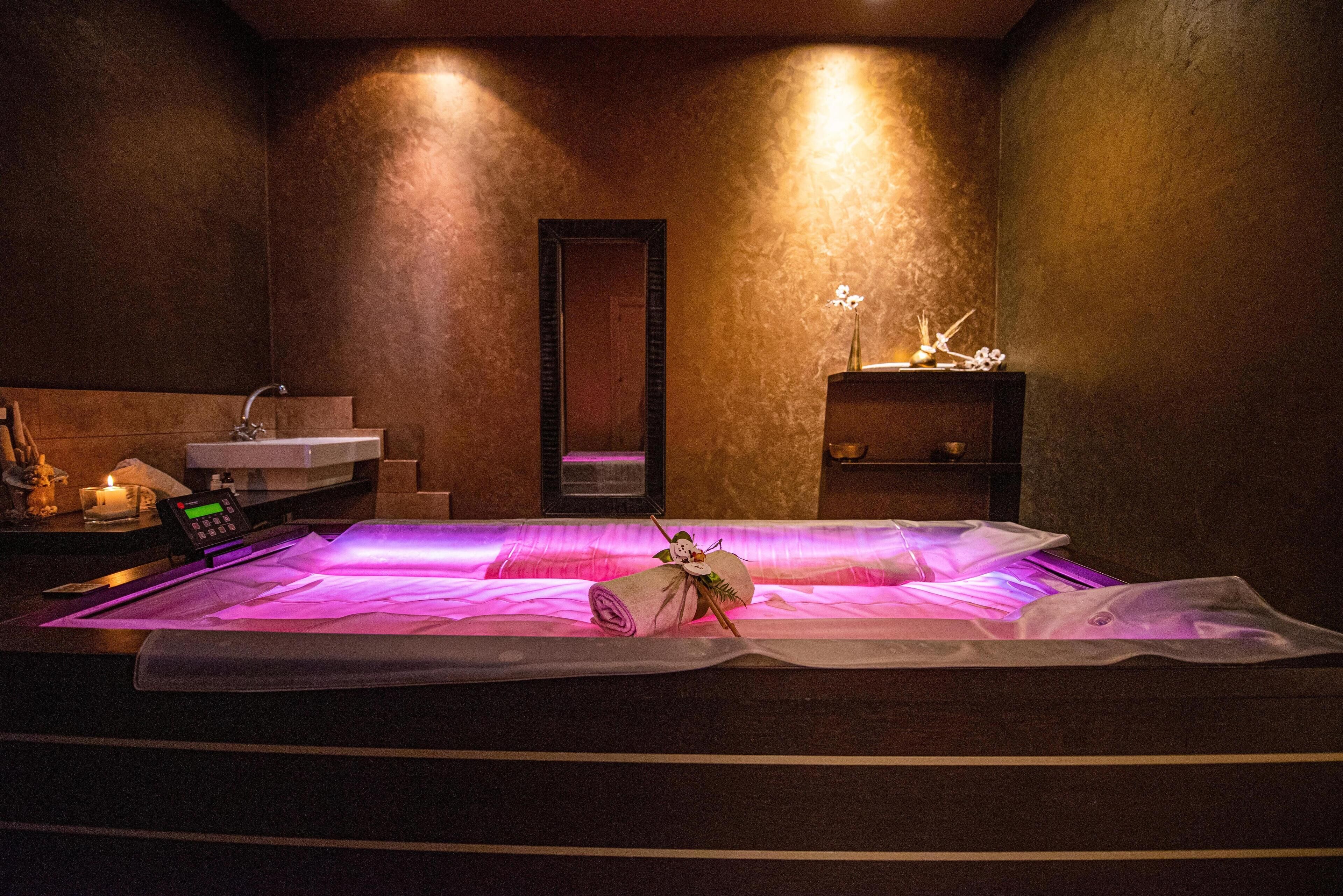 Couples treatment room(s), sauna, hot tub, steam room