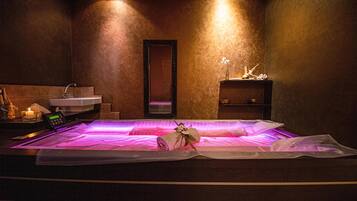Couples treatment room(s), sauna, hot tub, steam room