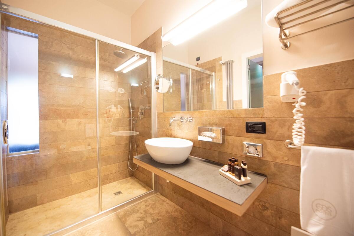 separate bathtub and shower, jetted bath, hydromassage showerhead