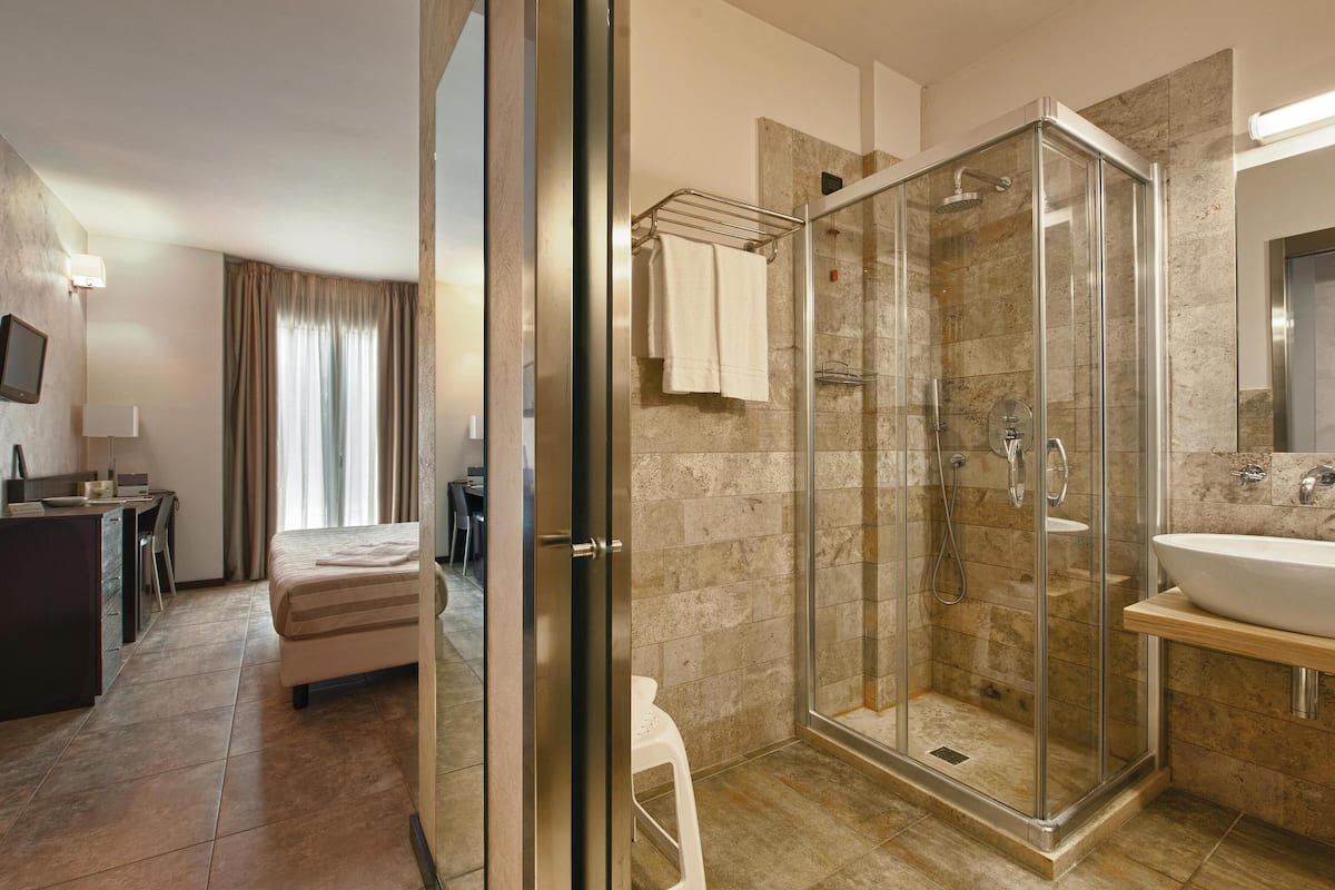 separate bathtub and shower, jetted bath, hydromassage showerhead