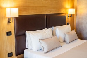 Minibar, in-room safe, desk, laptop workspace - CDSHotels Basiliani (Otranto)