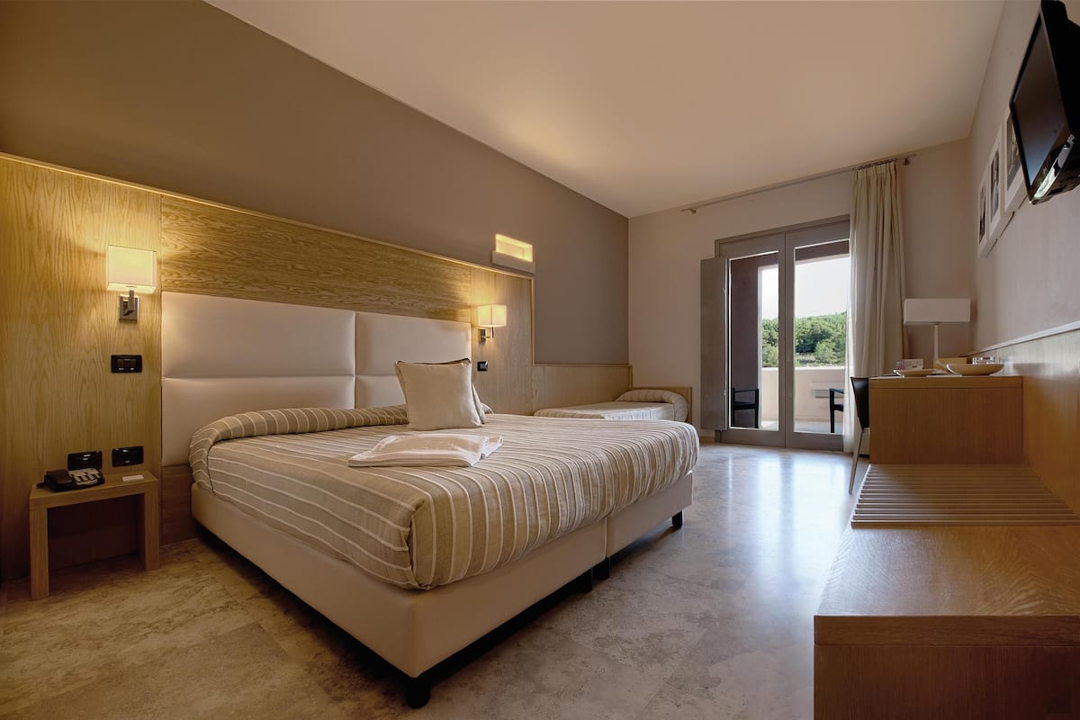 Superior Triple Room | 1 bedroom, minibar, in-room safe, desk