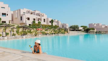 Indendørs pool, sæsonbestemt udendørs pool, parasoller, liggestole