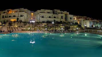 Indoor pool, seasonal outdoor pool, pool umbrellas, sun loungers