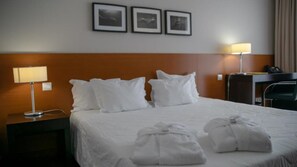 Minibar, in-room safe, desk, soundproofing - Inatel Flores Hotel (Santa Cruz das Flores)
