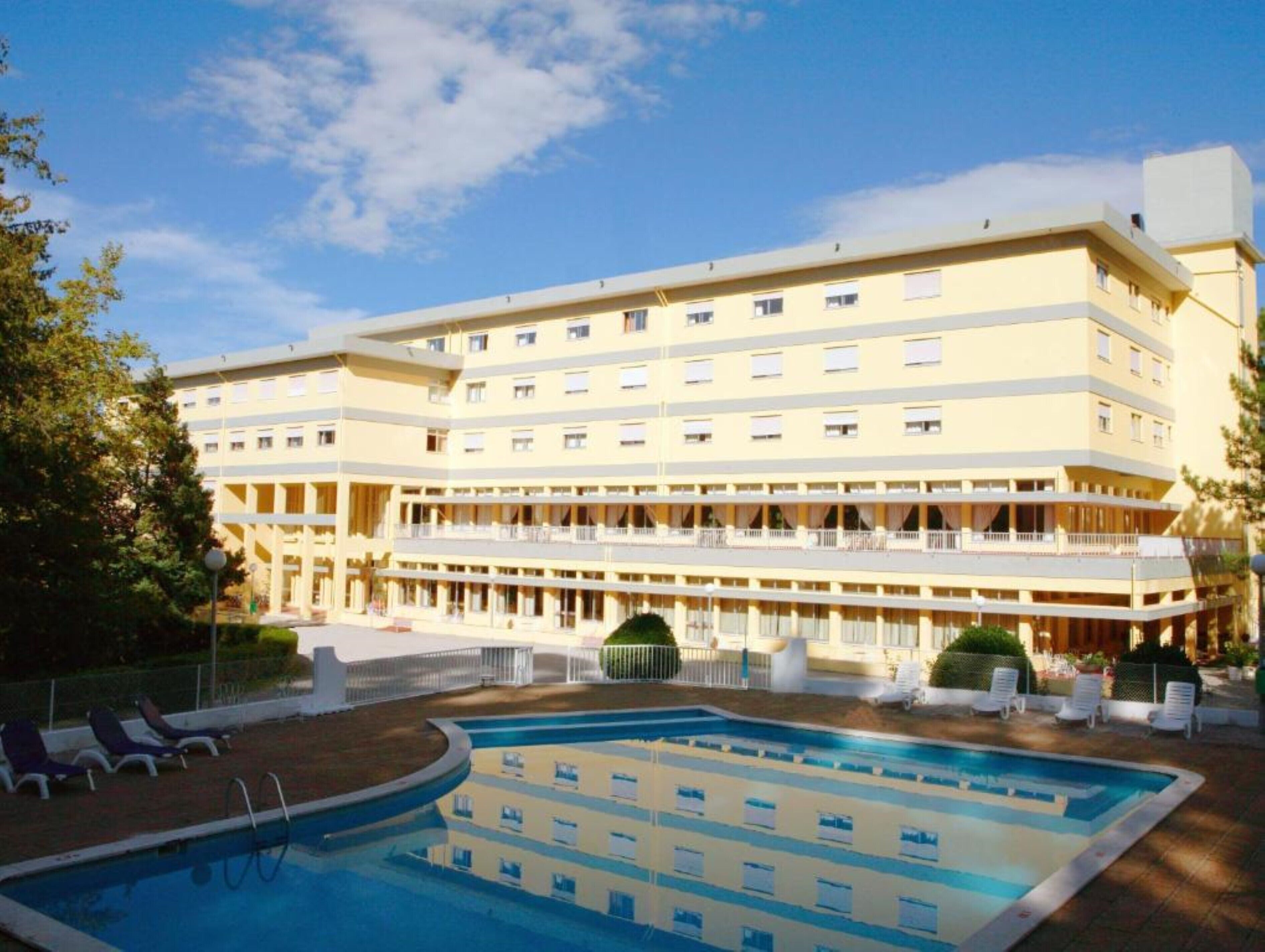 季节性开放的室外游泳池，池畔遮阳伞，日光浴躺椅