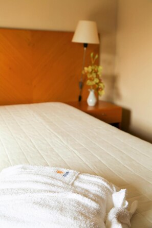 In-room safe, desk, bed sheets - Inatel Santa Maria da Feira (Santa Maria da Feira)