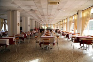 Free daily self-serve breakfast