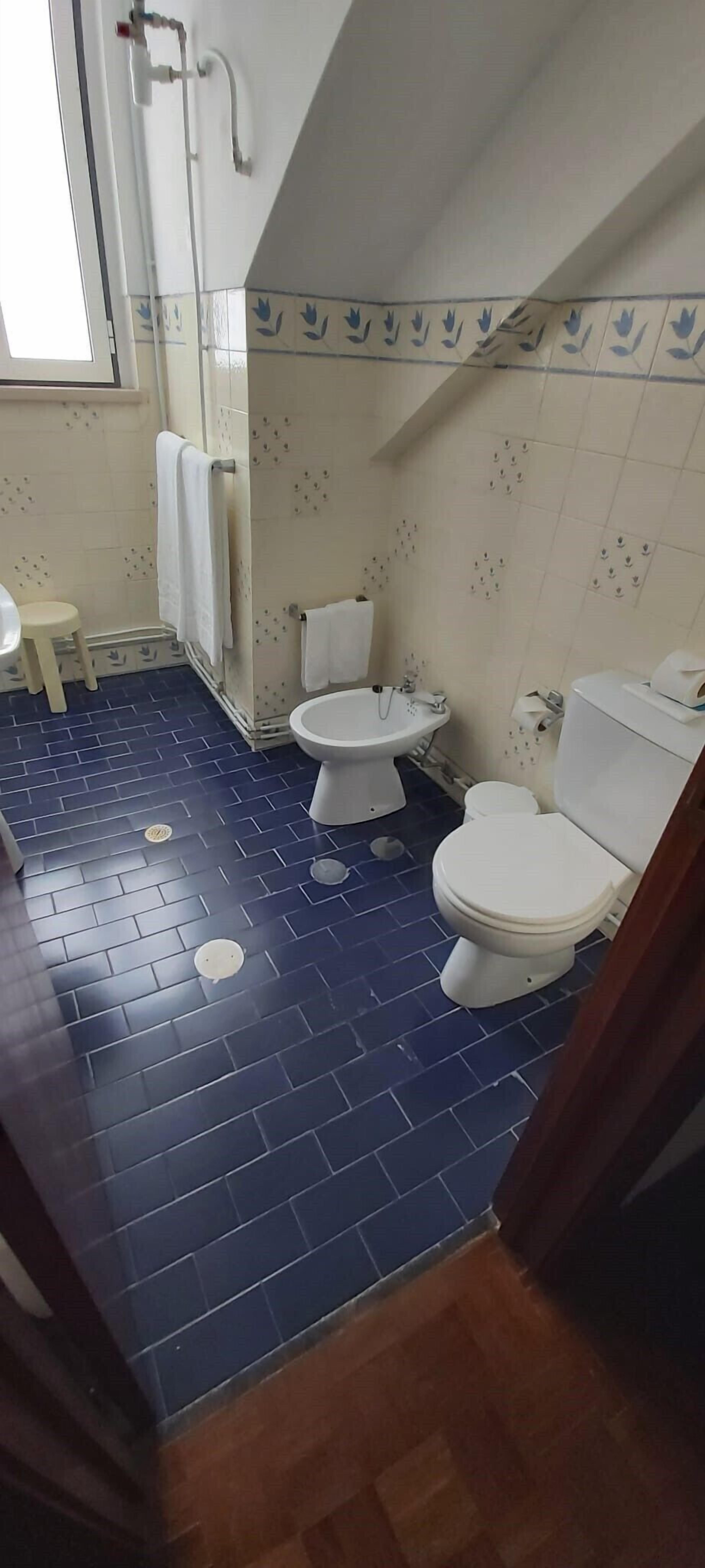 free toiletries, towels