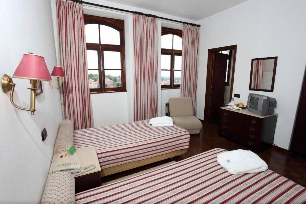 Desk, cribs (free), bed sheets