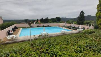 Sæsonbestemt udendørs pool, åben fra kl. 10.00 til kl. 20.00, parasoller