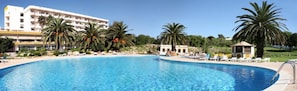 Piscina a l'aire lliure, para-sols i gandules