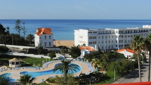 Un resort con piscina, playa y vista al océano.