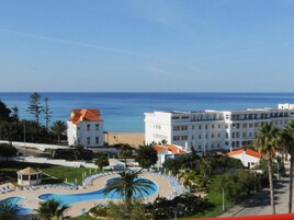 Piscina externa, guarda-sóis, espreguiçadeiras