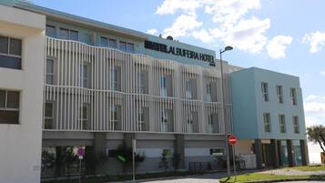 Ein Hotel mit moderner Fassade, einem gut sichtbaren Schild und einem Verbotsschild.
