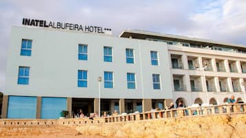Un hotel con diseño moderno, con varios pisos y balcones.