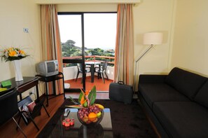 Minibar, caja fuerte, escritorio y sistema de insonorización