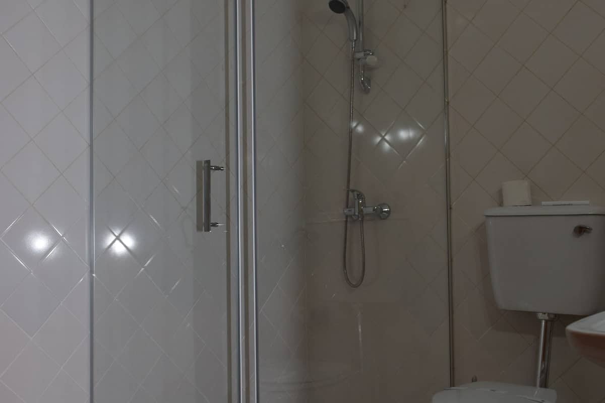 free toiletries, towels