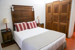 Minibar, caja de seguridad en la habitación y escritorio