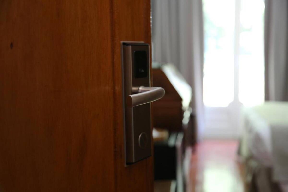Eine Holztür mit einem modernen elektronischen Schloss.