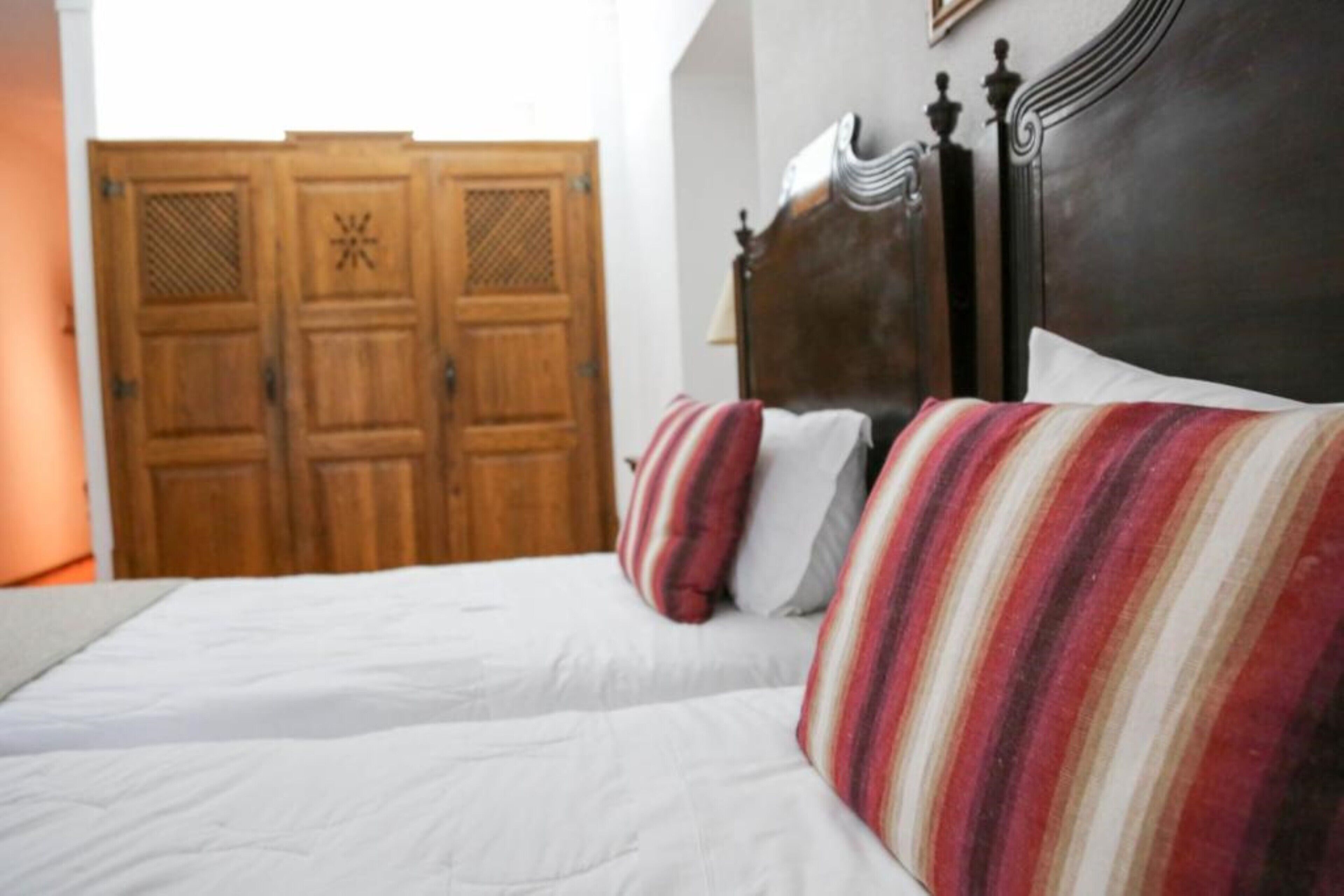 Minibar, caja de seguridad en la habitación y escritorio 