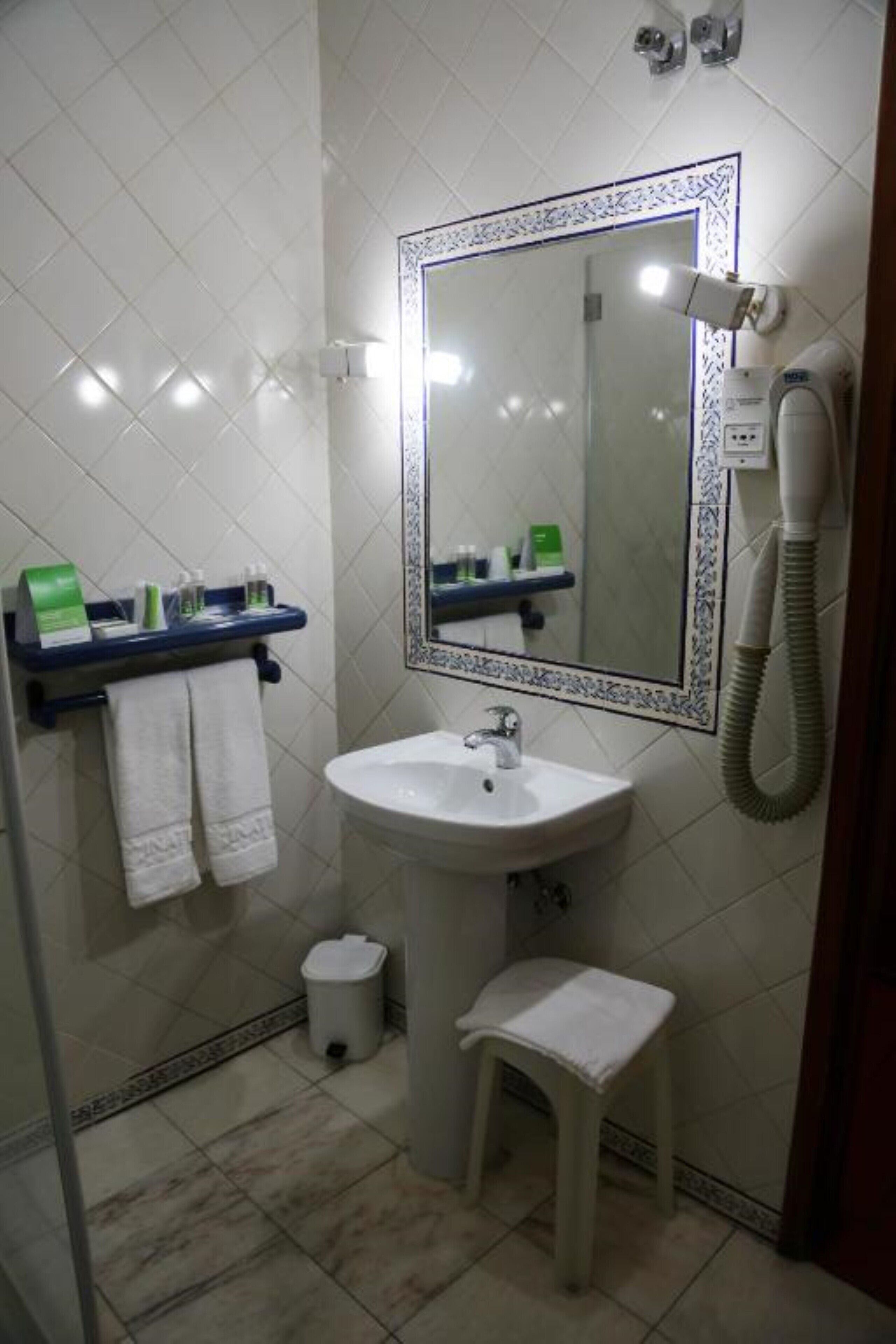 free toiletries, towels