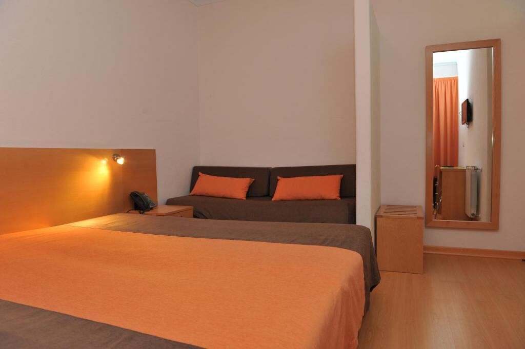 Escritorio, cortinas blackout, insonorización y wifi gratis 