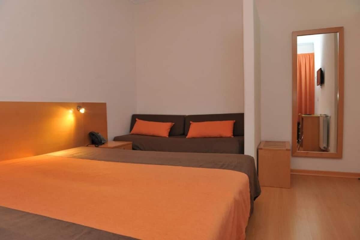 Escritorio, cortinas blackout, insonorización y wifi gratis