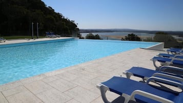 Sesongbasert utendørsbasseng, bassengparasoller og solsenger