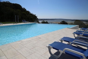 Kauden mukainen ulkouima-allas avoinna 10.00–19.00, aurinkovarjoja