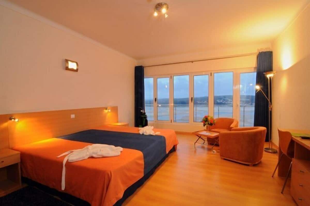 Escritorio, cortinas blackout, insonorización y wifi gratis