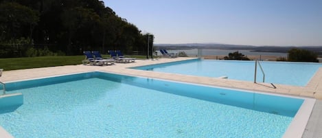 Piscine extérieure en saison, accès possible de 10 h à 19 h, parasols