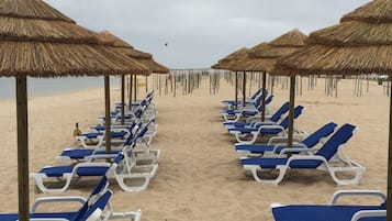 Una spiaggia nelle vicinanze