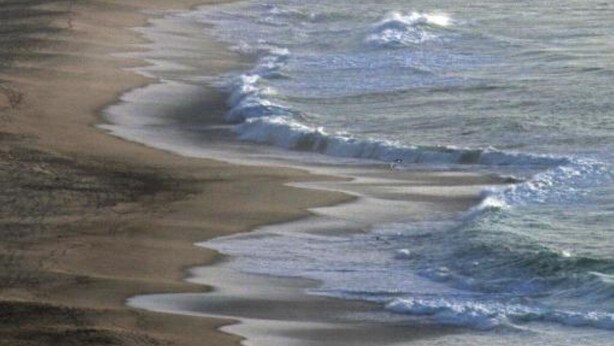 A coastal landscape with cliffs and a beach. - INATEL Foz do Arelho (Caldas da Rainha)
