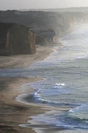 A coastal landscape with cliffs and a beach. - INATEL Foz do Arelho (Caldas da Rainha)