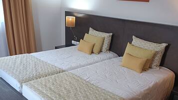 Minibar, didekorasi berbeda-beda, meja kerja, dan kedap suara